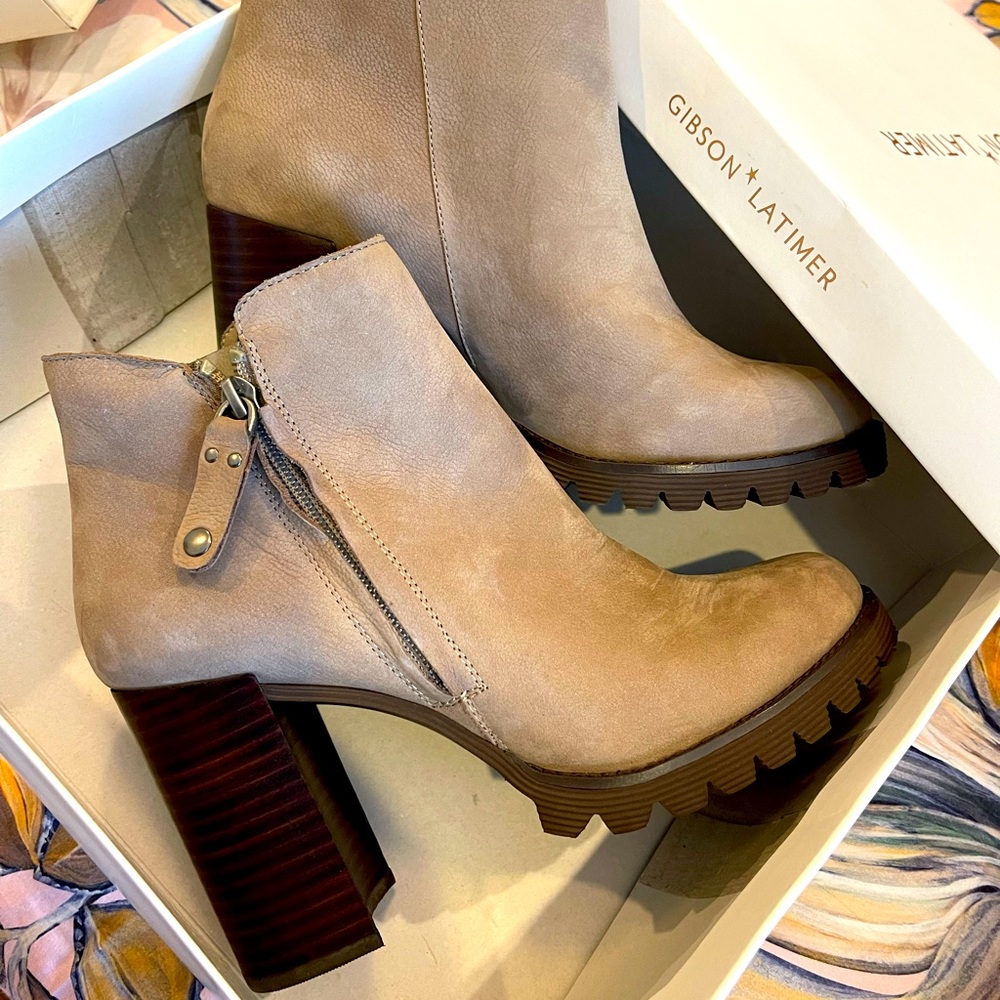 BNIB GIBSON LATIMER TAUPE LEATHER BOOTIES